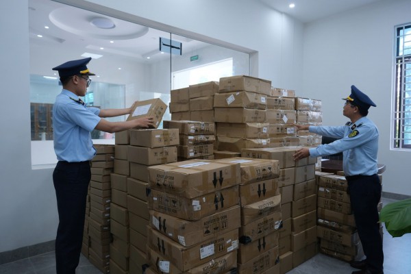 Phát hiện hàng chục ngàn sản phẩm sơn móng tay nhập lậu Phát hiện hàng chục ngàn sản phẩm sơn móng tay nhập lậu