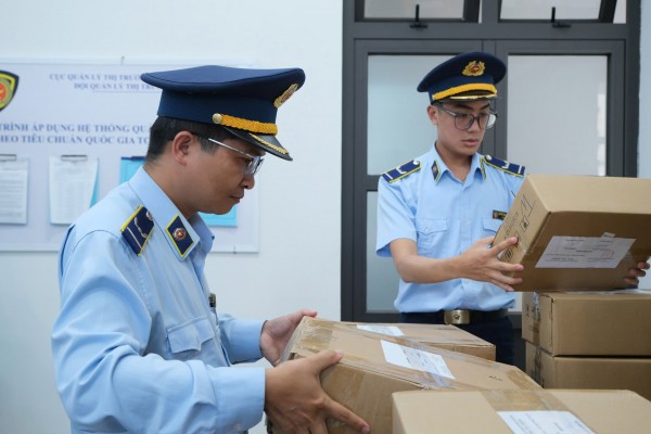 Phát hiện hàng chục ngàn sản phẩm sơn móng tay nhập lậu Phát hiện hàng chục ngàn sản phẩm sơn móng tay nhập lậu