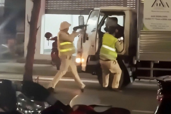 Quảng Ninh: Bắt tài xế xe tải liều lĩnh 