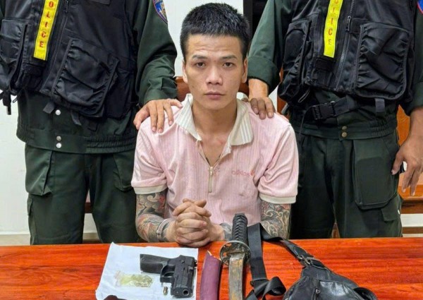 Quảng Trị: Bắt thanh niên mang súng, kiếm đi xô xát tại quán nhậu Quảng Trị: Bắt thanh niên mang súng, kiếm đi xô xát tại quán nhậu