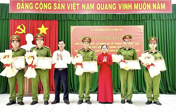 TP.HCM: Bắt nóng 2 nghi can đột nhập cửa hàng Điện máy Xanh trộm 20 điện thoại TP.HCM: Bắt nóng 2 nghi can đột nhập cửa hàng Điện máy Xanh trộm 20 điện thoại