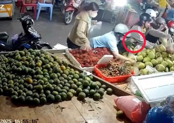 TP.HCM: Công an xác định được 4 nghi phạm dàn cảnh móc túi ở chợ công nhân