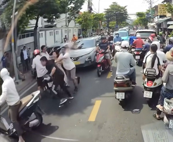 TP.HCM: Nhóm người dừng ô tô giữa đường, đuổi đánh nhau khai gì?