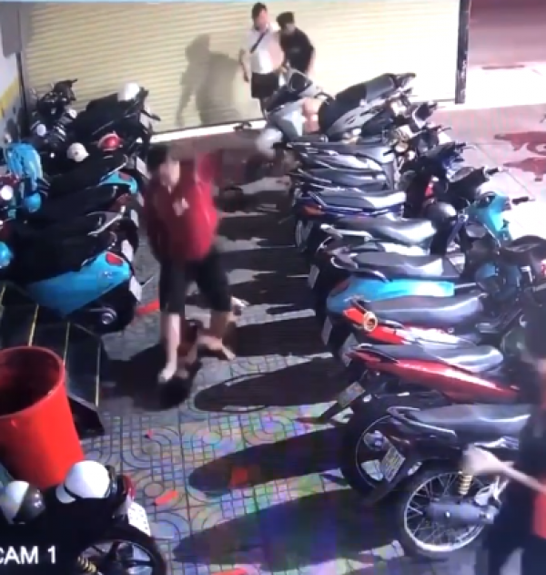 TP.HCM: Phẫn nộ clip người đàn ông đánh đập dã man 2 thiếu niên