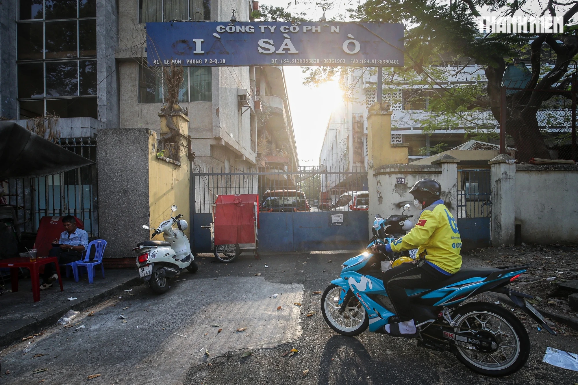 TP.HCM: Xe cộ vẫn tấp nập tại ‘đất vàng’ 419 Lê Hồng Phong sắp bị cưỡng chế
