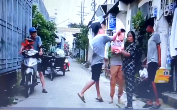 Tài xế ô tô bị hành hung vì quay phim xe tải chắn lối đi Tài xế ô tô bị hành hung vì quay phim xe tải chắn lối đi