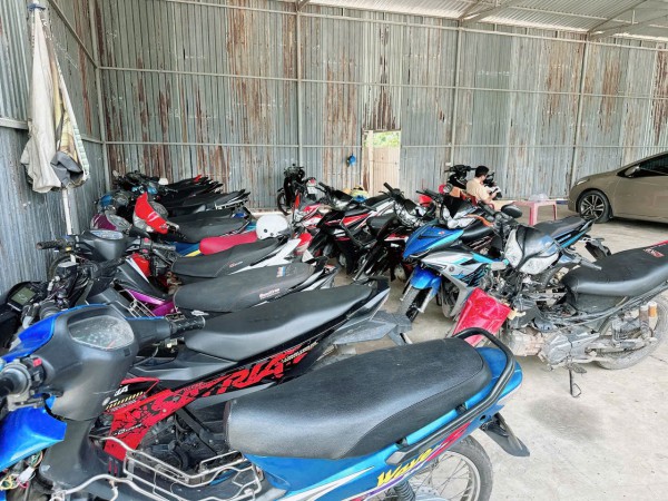 Tạm giữ 30 xe máy của nhóm thiếu niên Tạm giữ 30 xe máy của nhóm thiếu niên