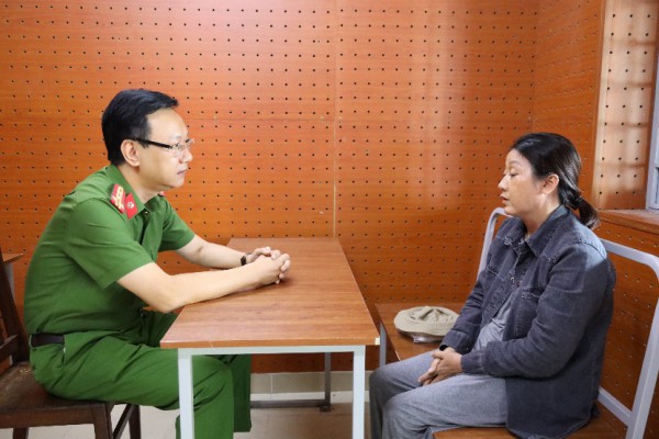 Tạm giữ hình sự 5 nghi phạm giật dây chuyền ở Tân Huê Viên