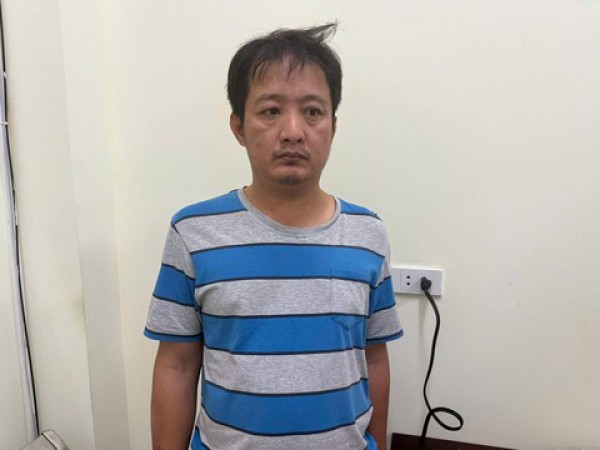Tạm giữ hình sự đối tượng hất Cảnh sát giao thông lên nắp capo xe rồi bỏ chạy