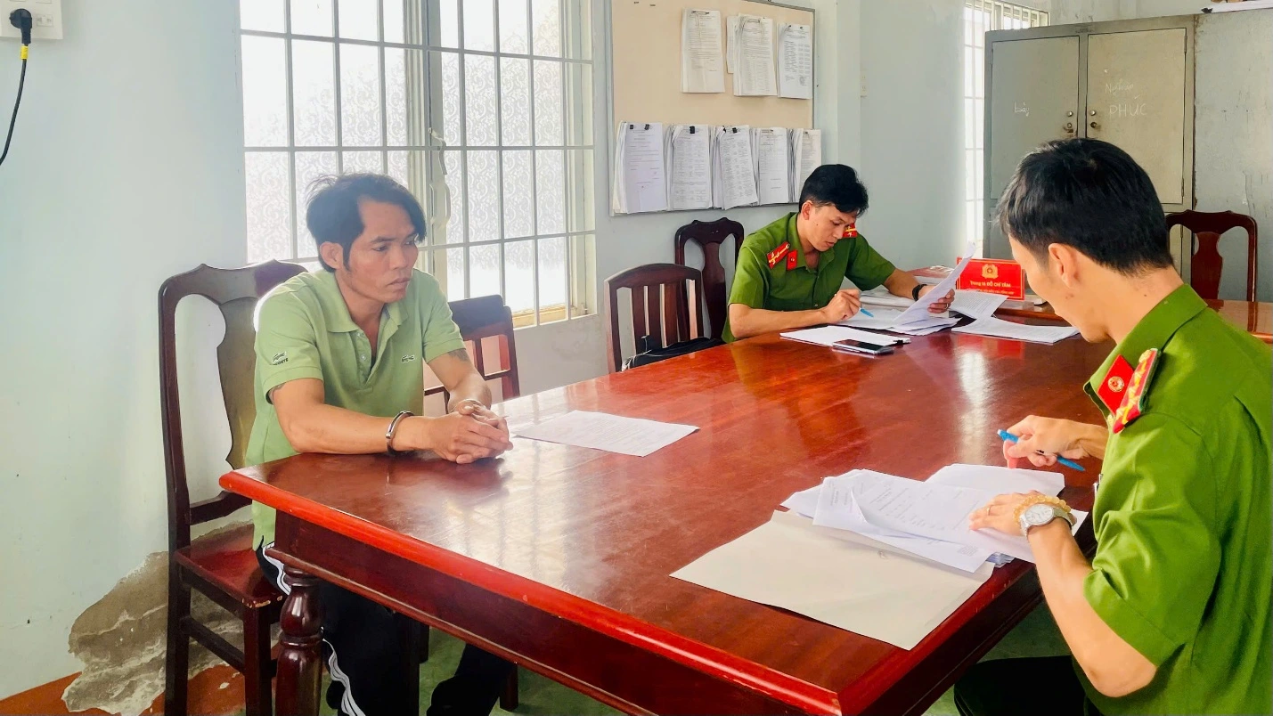 Tạm giữ hình sự người đập phá xe tải vì Tạm giữ hình sự người đập phá xe tải vì