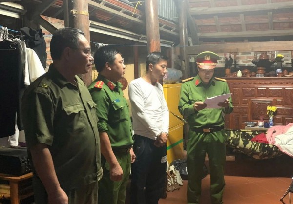 Tạm giữ người tát tài xế, bóp cổ hành khách taxi sau va chạm