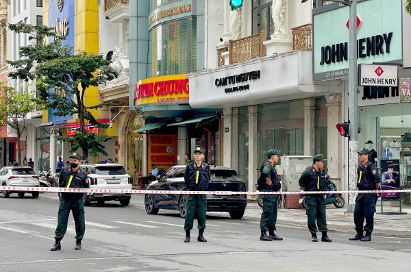 Thanh Hóa: Nhiều cảnh sát xuất hiện tại tiệm vàng lớn trên đường Lê Hoàn