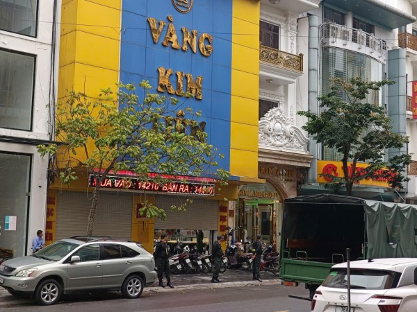 Thanh Hóa: Nhiều cảnh sát xuất hiện tại tiệm vàng lớn trên đường Lê Hoàn