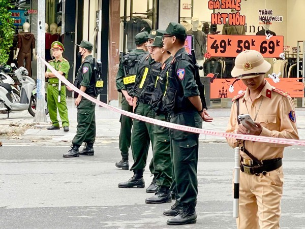 Thanh Hóa: Nhiều cảnh sát xuất hiện tại tiệm vàng lớn trên đường Lê Hoàn