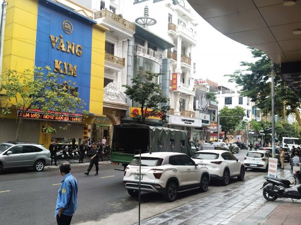 Thanh Hóa: Nhiều cảnh sát xuất hiện tại tiệm vàng lớn trên đường Lê Hoàn