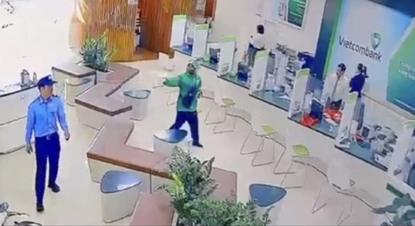 Thu 4 khẩu súng khi bắt 2 nghi phạm cướp ngân hàng ở Gia Lai