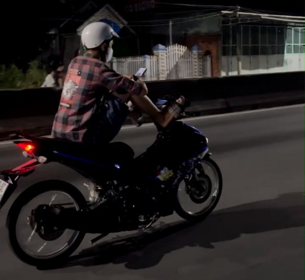 Tiền Giang: Xử phạt người lái xe máy bằng chân, tay thì bấm điện thoại Tiền Giang: Xử phạt người lái xe máy bằng chân, tay thì bấm điện thoại
