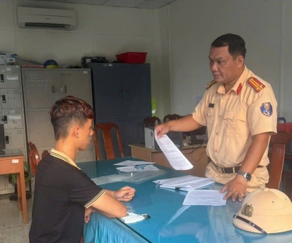 Tiền Giang: Xử phạt người lái xe máy bằng chân, tay thì bấm điện thoại Tiền Giang: Xử phạt người lái xe máy bằng chân, tay thì bấm điện thoại