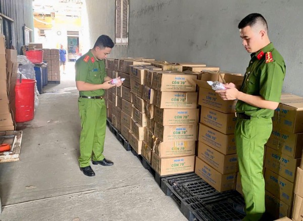 Triệt phá 2 đường dây sản xuất cồn y tế giả quy mô lớn Triệt phá 2 đường dây sản xuất cồn y tế giả quy mô lớn