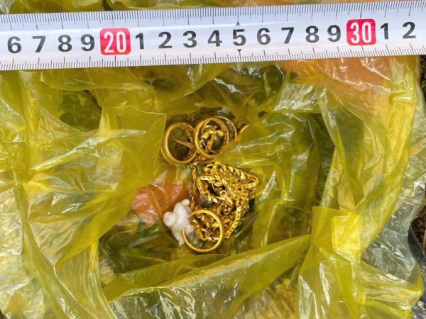 Trộm 23,5 chỉ vàng của hàng xóm, sau đó mang trả và đến công an đầu thú Trộm 23,5 chỉ vàng của hàng xóm, sau đó mang trả và đến công an đầu thú