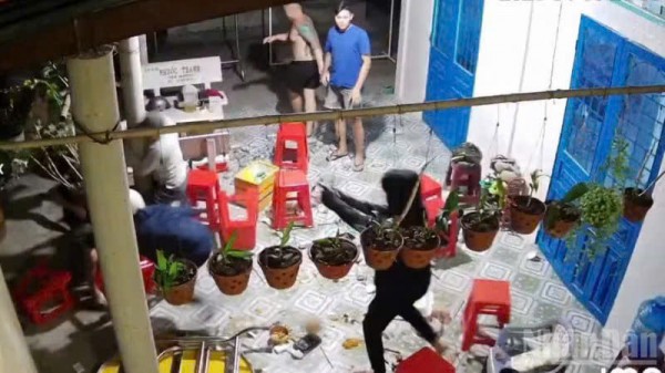 Truy bắt nhóm đối tượng xông vào nhà, bắn người đang nhậu