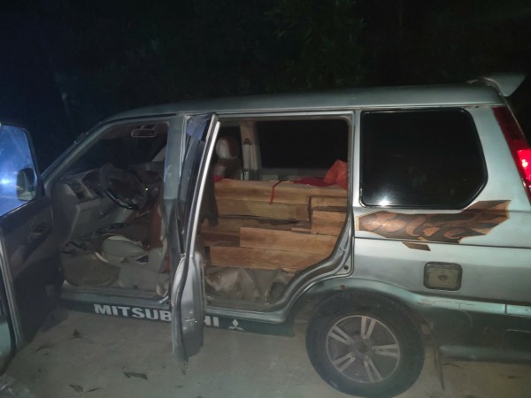 Truy bắt nhóm người vận chuyển trái phép gỗ quý Truy bắt nhóm người vận chuyển trái phép gỗ quý