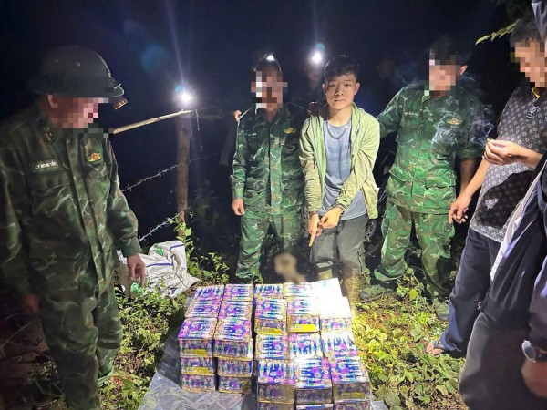 Từ cuộc gọi lạ, nhận vận chuyển 48 hộp pháo hoa nổ rồi bị bắt giữa rừng