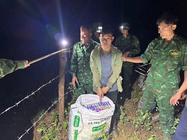 Từ cuộc gọi lạ, nhận vận chuyển 48 hộp pháo hoa nổ rồi bị bắt giữa rừng