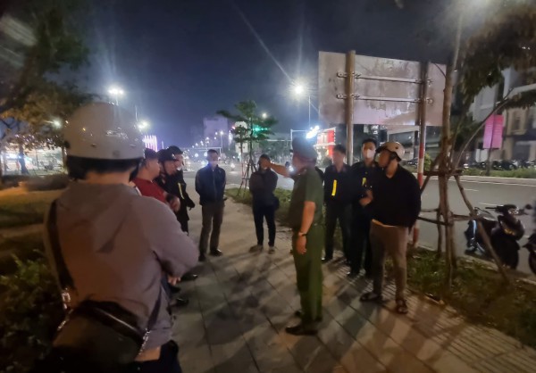 Tuần tra xuyên đêm, Công an Đà Nẵng phát hiện nhiều thanh thiếu niên tụ tập, mang hung khí