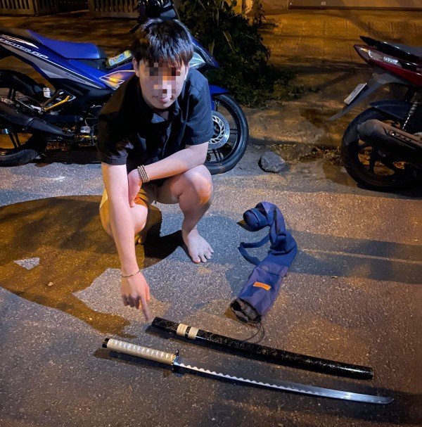 Tuần tra xuyên đêm, Công an Đà Nẵng phát hiện nhiều thanh thiếu niên tụ tập, mang hung khí