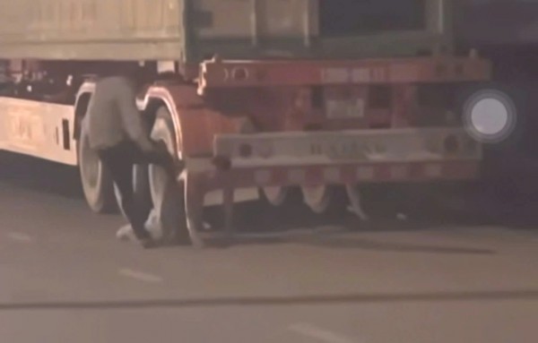 Va chạm giao thông, 2 tài xế dùng kéo và rựa lao vào 