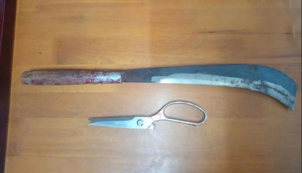 Va chạm giao thông, 2 tài xế dùng kéo và rựa lao vào 