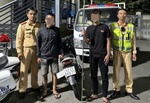 Vác hung khí dài 3 m đi đánh nhau, 2 người bị CSGT truy bắt trong đêm Vác hung khí dài 3 m đi đánh nhau, 2 người bị CSGT truy bắt trong đêm