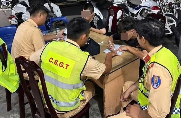 Vác hung khí dài 3 m đi đánh nhau, 2 người bị CSGT truy bắt trong đêm Vác hung khí dài 3 m đi đánh nhau, 2 người bị CSGT truy bắt trong đêm