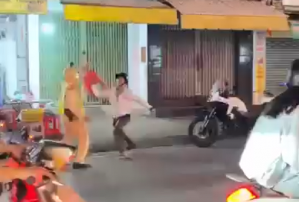Vi phạm nồng độ cồn, người đàn ông còn cầm ghế tấn công CSGT Vi phạm nồng độ cồn, người đàn ông còn cầm ghế tấn công CSGT