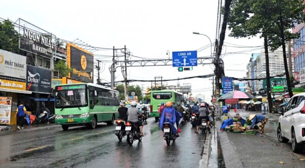 Vi phạm nồng độ cồn, người đàn ông còn cầm ghế tấn công CSGT Vi phạm nồng độ cồn, người đàn ông còn cầm ghế tấn công CSGT