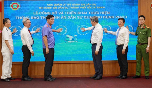 Vụ án Trương Mỹ Lan: Hơn 43.000 người được thông báo về thi hành án trên VNeID Vụ án Trương Mỹ Lan: Hơn 43.000 người được thông báo về thi hành án trên VNeID