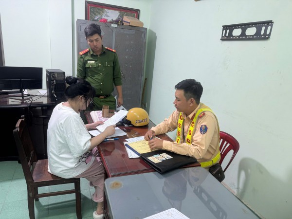 Vụ cô gái chạy Vespa buông 2 tay: Tịch thu phương tiện, tước giấy phép lái xe