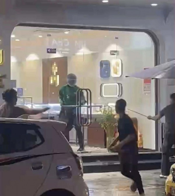 Vụ cướp tiệm vàng ở Đà Nẵng: Cấp bách truy lùng nghi phạm trong đêm mưa, Vụ cướp tiệm vàng ở Đà Nẵng: Cấp bách truy lùng nghi phạm trong đêm mưa,