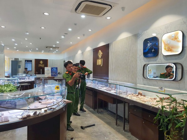 Vụ cướp tiệm vàng ở Đà Nẵng: Cấp bách truy lùng nghi phạm trong đêm mưa, Vụ cướp tiệm vàng ở Đà Nẵng: Cấp bách truy lùng nghi phạm trong đêm mưa,