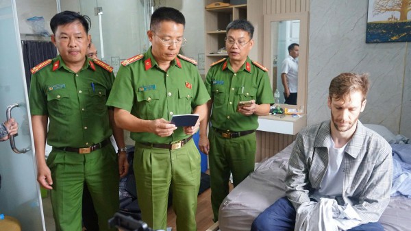 Vụ cướp tiệm vàng ở Đà Nẵng: Cấp bách truy lùng nghi phạm trong đêm mưa, Vụ cướp tiệm vàng ở Đà Nẵng: Cấp bách truy lùng nghi phạm trong đêm mưa,