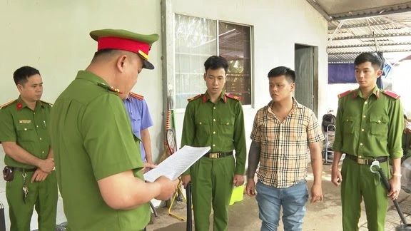 Vụ dùng súng, gạch đá tấn công nhà dân: Khởi tố thêm 8 bị can Vụ dùng súng, gạch đá tấn công nhà dân: Khởi tố thêm 8 bị can