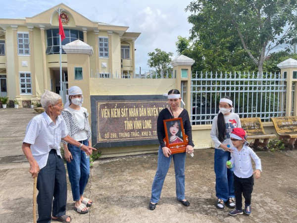 Vụ nữ sinh tử vong ở Vĩnh Long: Viện KSND tối cao làm việc với gia đình nạn nhân Vụ nữ sinh tử vong ở Vĩnh Long: Viện KSND tối cao làm việc với gia đình nạn nhân