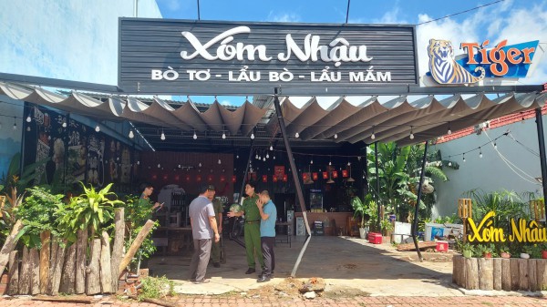 Vụ ô tô lao vào quán nhậu khiến 1 người tử vong: Khởi tố tài xế Vụ ô tô lao vào quán nhậu khiến 1 người tử vong: Khởi tố tài xế