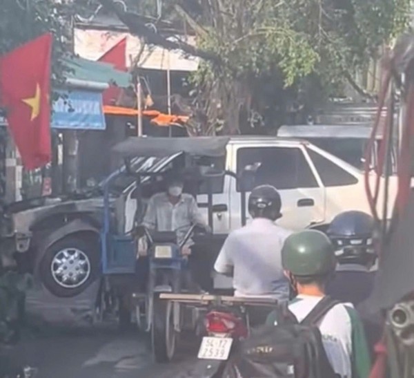 Vụ xe ba gác chở ô tô phía sau: Tịch thu phương tiện, phạt 10 triệu đồng Vụ xe ba gác chở ô tô phía sau: Tịch thu phương tiện, phạt 10 triệu đồng