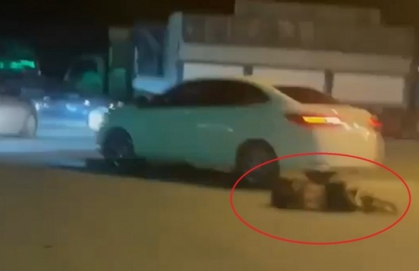 Xác định nguyên nhân tài xế ô tô tông thẳng 2 cô gái khi bị bao vây tại cây xăng
