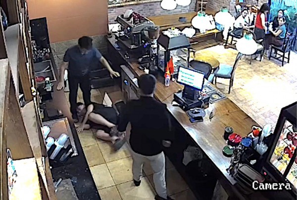 Xác minh vụ nhân viên quán cà phê bị đánh vì nhắc khách không hút thuốc