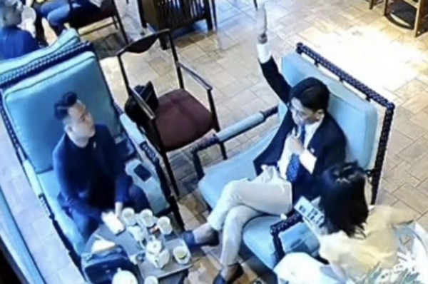 Xác minh vụ nhân viên quán cà phê bị đánh vì nhắc khách không hút thuốc