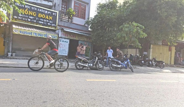 Xôn xao clip nhóm người đánh, dùng đá đập đầu 2 nam thanh niên ở TP.HCM