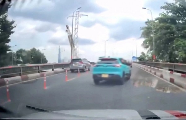 Xử lý tài xế taxi lạng lách, vượt ẩu trên cầu Bình Triệu Xử lý tài xế taxi lạng lách, vượt ẩu trên cầu Bình Triệu